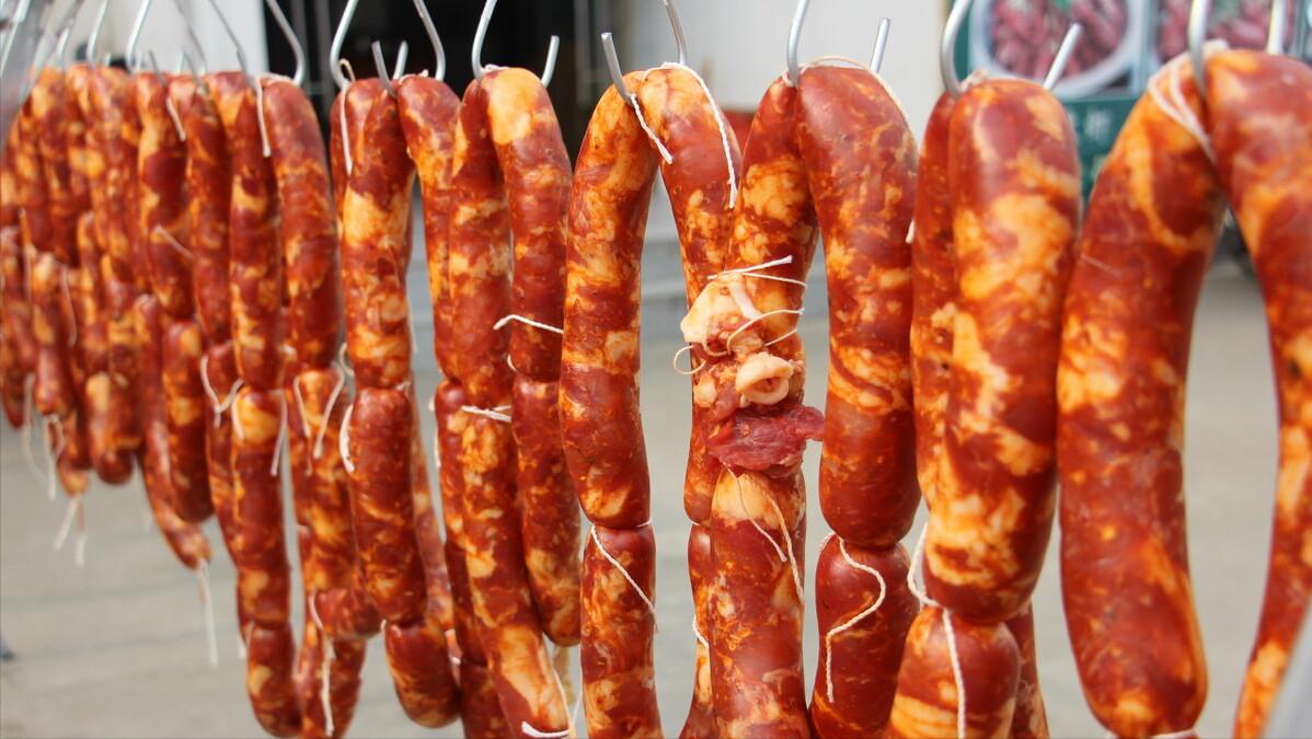 而现在，乡愁是一块不起眼的腊肉，原来妈妈腌的肉有这么多技巧