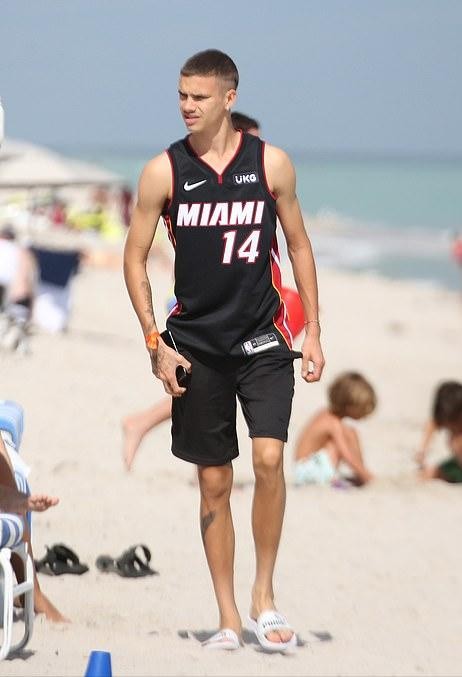 小贝19岁二儿子的模特广告曝光！穿蕾丝衬衫秀肌肉，八字胡贼滑稽