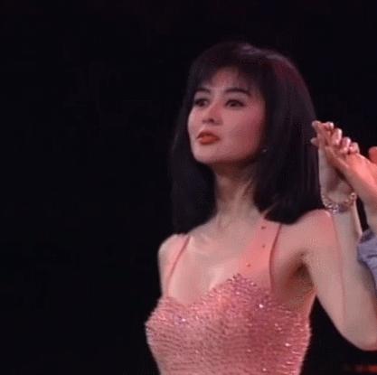 住4.3亿山顶豪宅，关之琳却衰老成这样