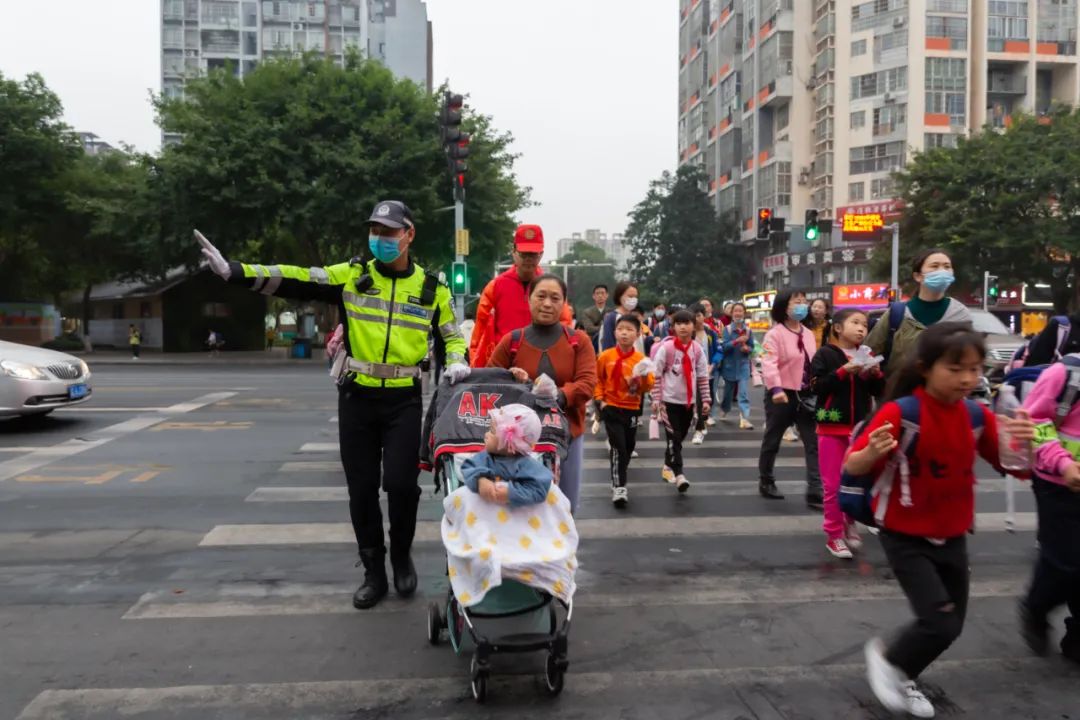 重庆渝警骁骑宣传片,渝警骁骑变身暖心代驾护送就医
