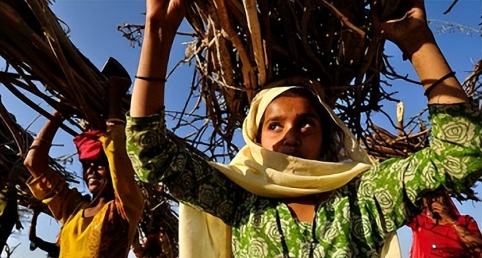 月经耽误工作怎么办？每年有10万印度女人割掉子宫，只为多挣钱！