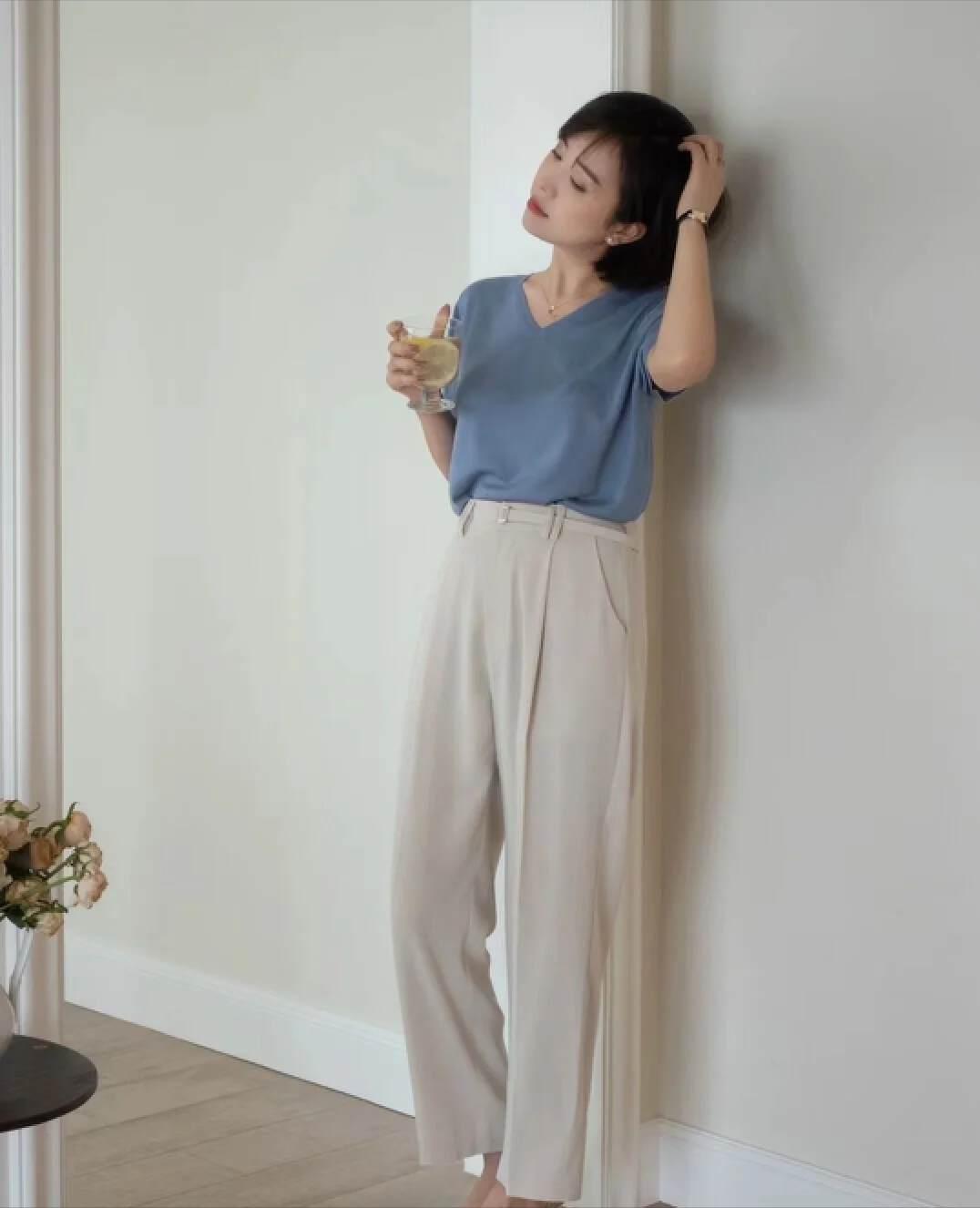 女人过了四十岁别总穿一身黑,女人过了40岁就别穿的太老气了