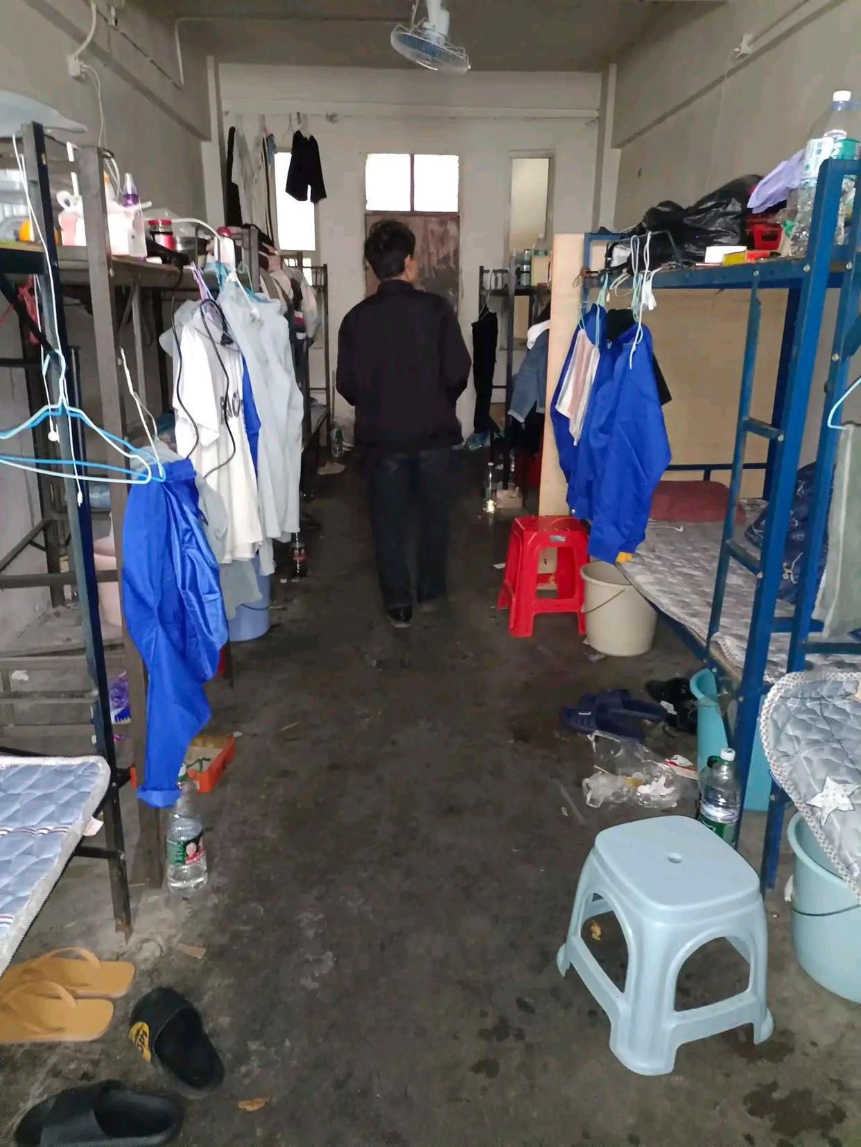 深圳工厂宿舍住12个人,深圳工厂4人间宿舍真实条件