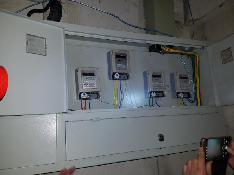 家里电费一个月两千块钱电表问题,居民换新电表一个月电费好几万