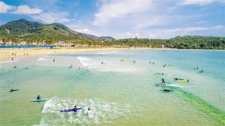 海南晴天的沙滩,海南阳光下的海