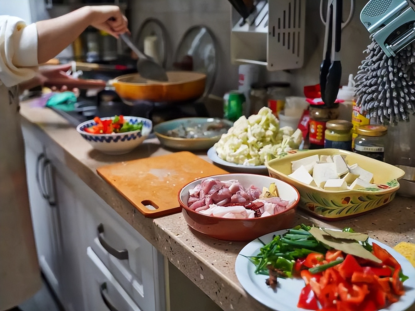 上门代厨做四菜一汤收费68元,上门做饭6荤5素1汤收费700元