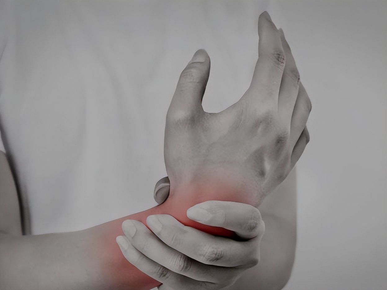 每天早上醒来两只手发胀握不住,每天早晨睡醒手总握不住怎么回事