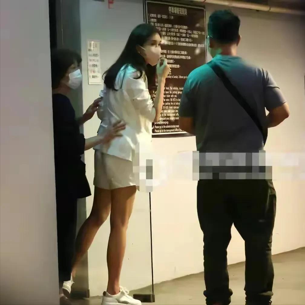 林志玲一家三口露脸照首曝光,林志玲生完孩子后首次公开露面