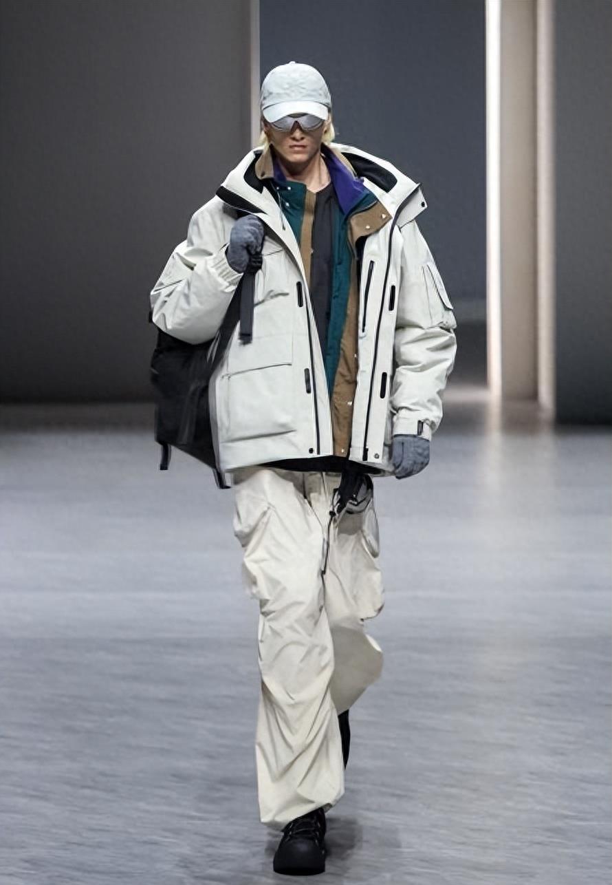 太平鸟镂空最新款,绒爱服饰