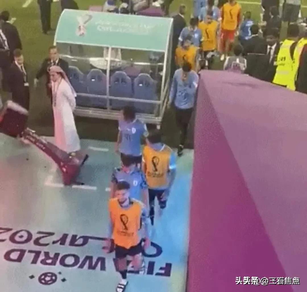 卡瓦尼失单刀,卡瓦尼离场击倒var设备处罚