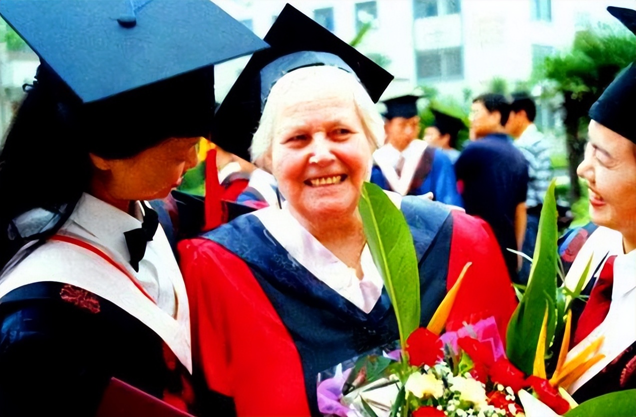 美国女子在中国当70年老师，总理特批绿卡，家里有面*旗国**不让人碰