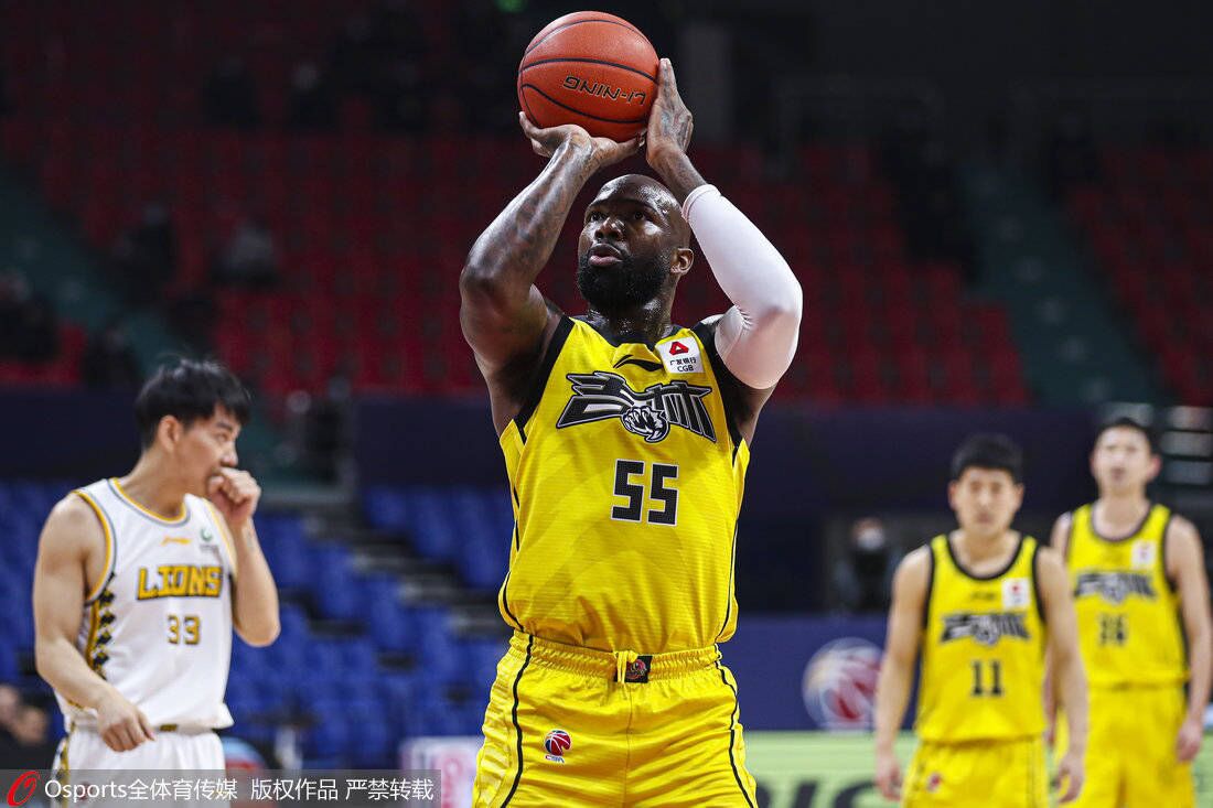 多米尼克琼斯10000分颁奖,制霸内线胡金秋半场砍下16分7篮板