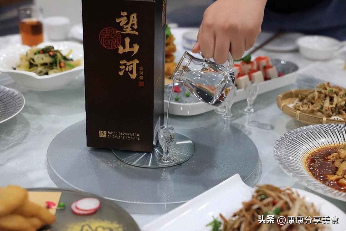 四川酒桌怪状：五粮液剑南春上不了桌，这3款“廉价酒”却成主角