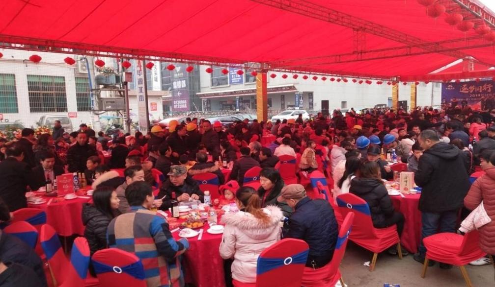 11月20日,河北土豪参加外甥结婚酒席,随礼“过多”引热论,为啥