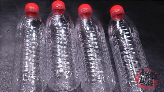 把四个瓶盖粘在一起,把5个塑料瓶粘在一起放在厨房