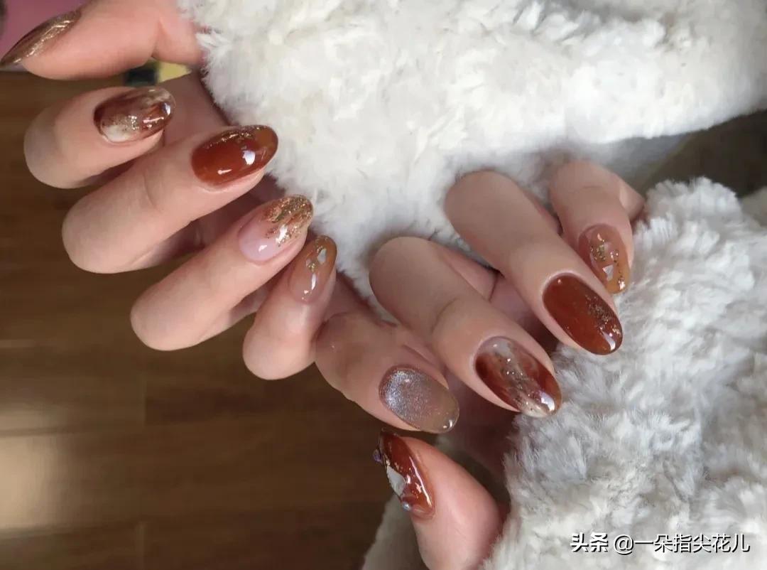 琥珀晕染美甲款式教程,琥珀焦糖色棋盘格晕染美甲