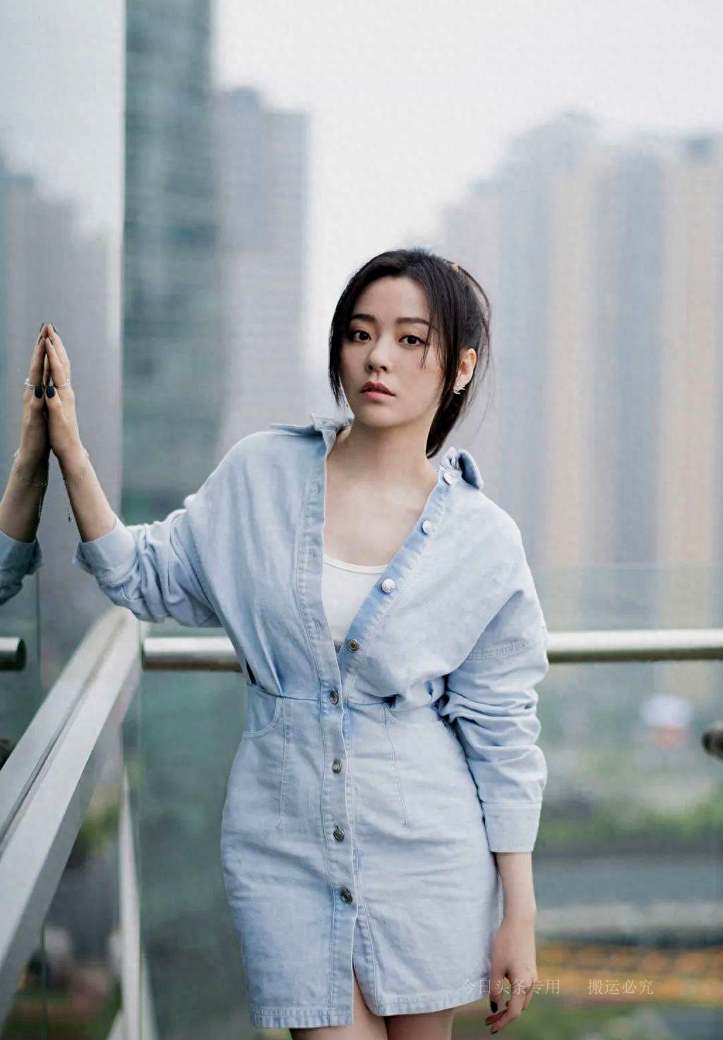 上演*妇熟**的诱惑？张靓颖将暴露当性感，海豚音公主沦为夜总会公主