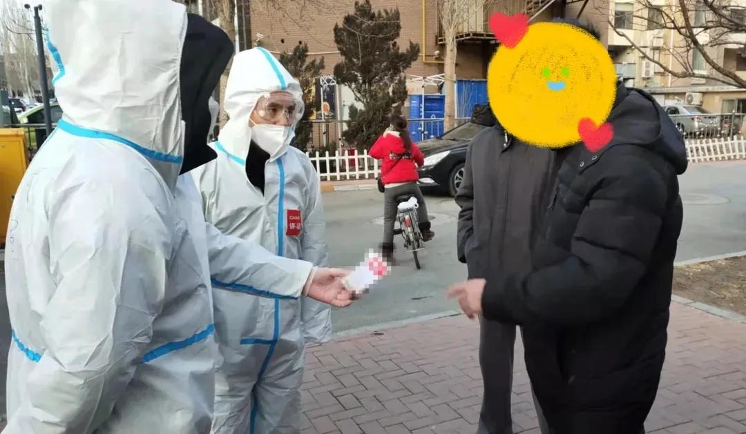 抗疫一线的大白感人事迹,抗疫中志愿者的暖心故事