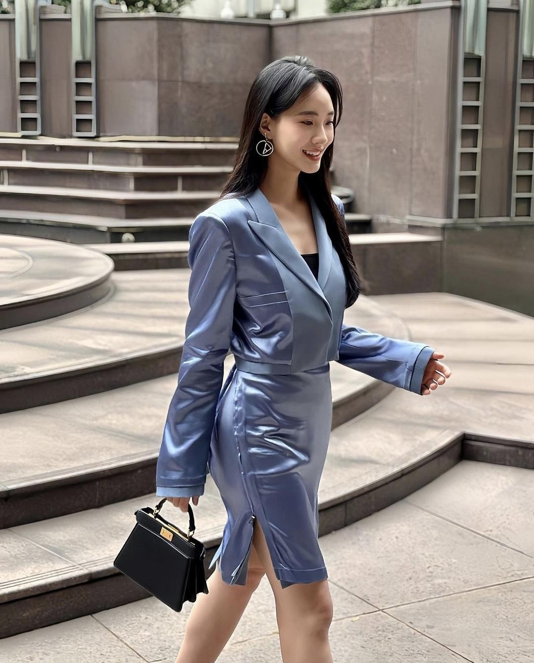 小s拿着勺子穿红衣广告照,小s二女儿新广告