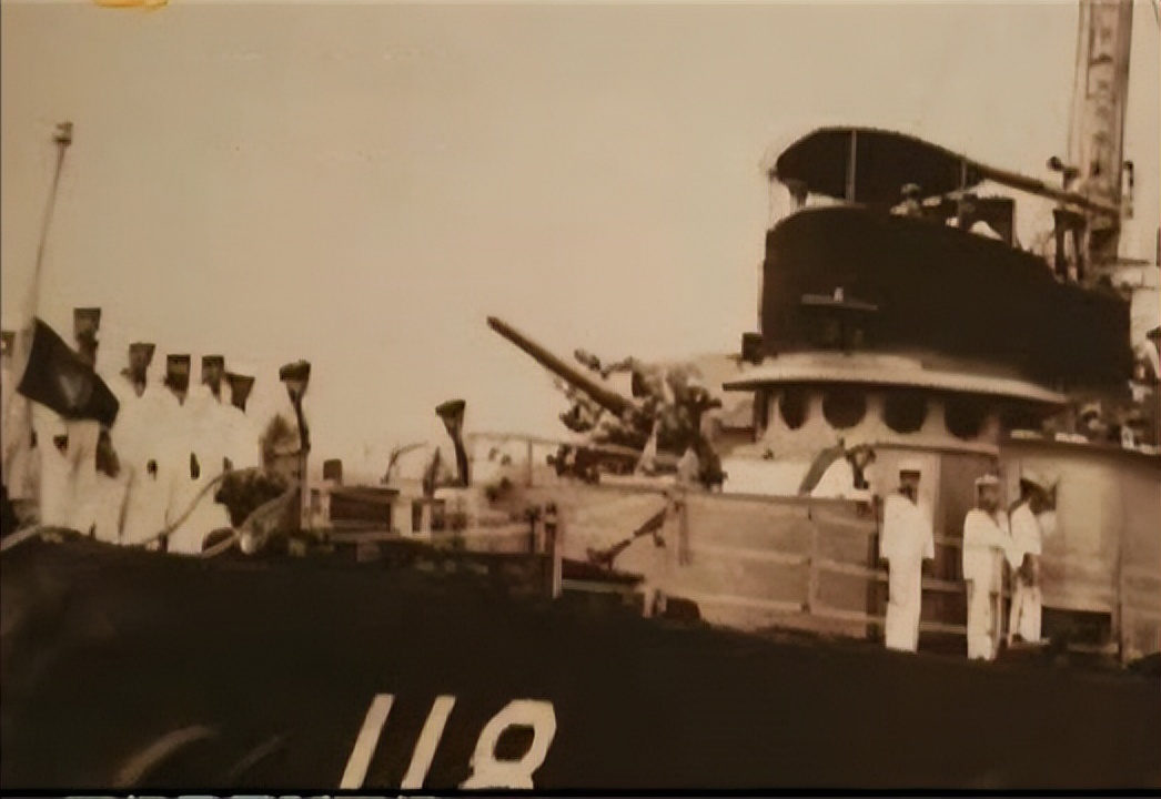 1964年，他只身一人驾驶登陆艇起义，国防部直接奖励黄金600两