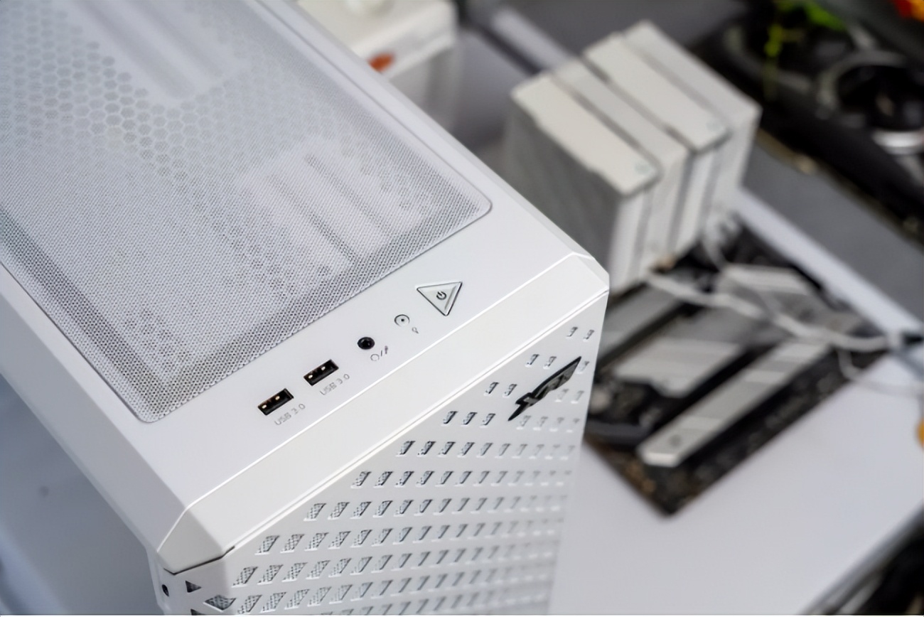 xpg白色机箱,xpg白色和金色