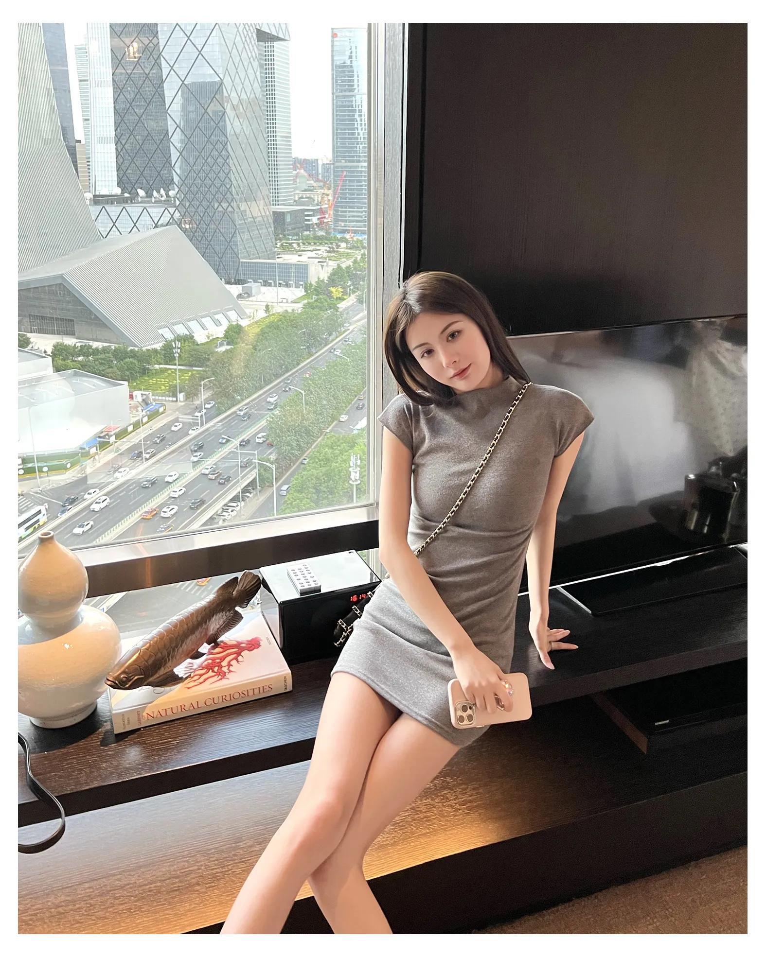 修身连衣裙尽显美女完美身材