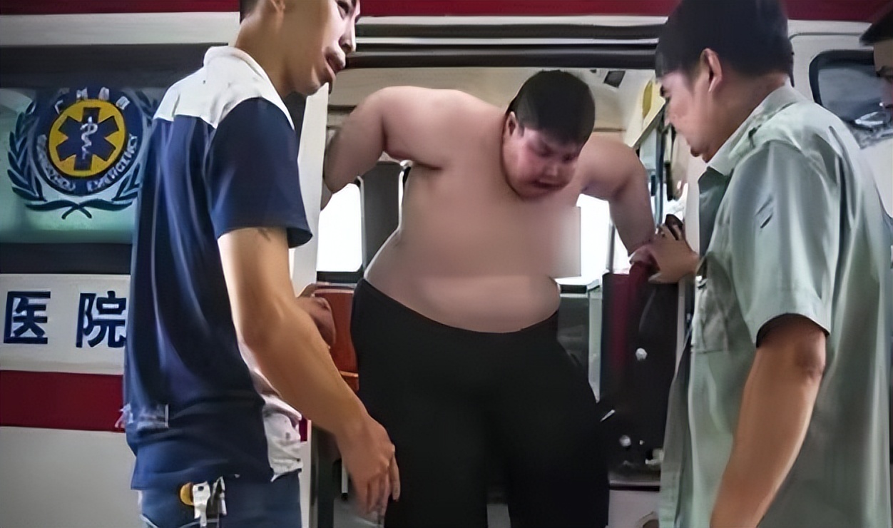 江西一男孩14岁达到300斤,10岁男孩一顿吃三碗体重飙到130斤