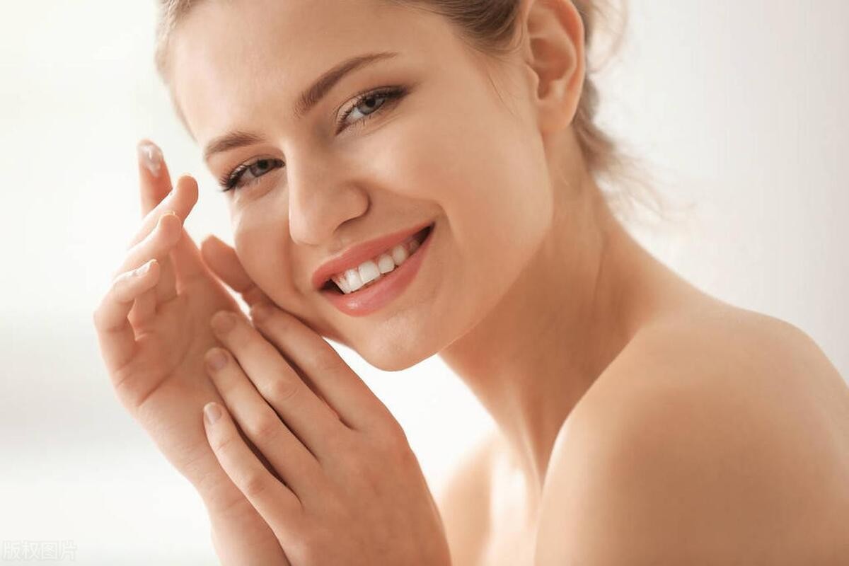 吃异维a酸手背红疹需要停药吗,异维a酸软胶囊吃后手背起红斑