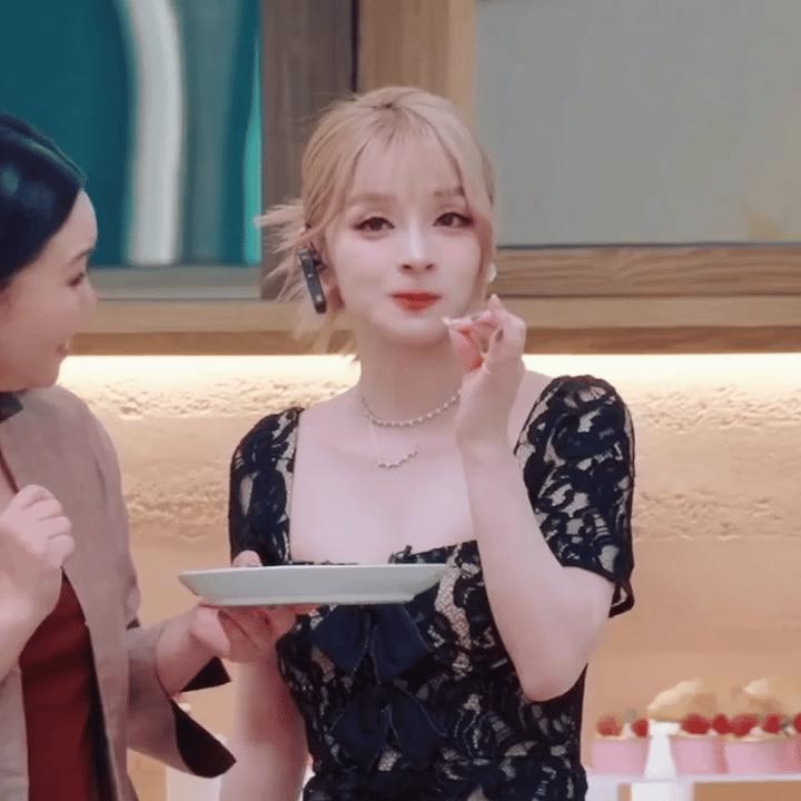 美依礼芽素颜黑发,美依礼芽素颜的样子