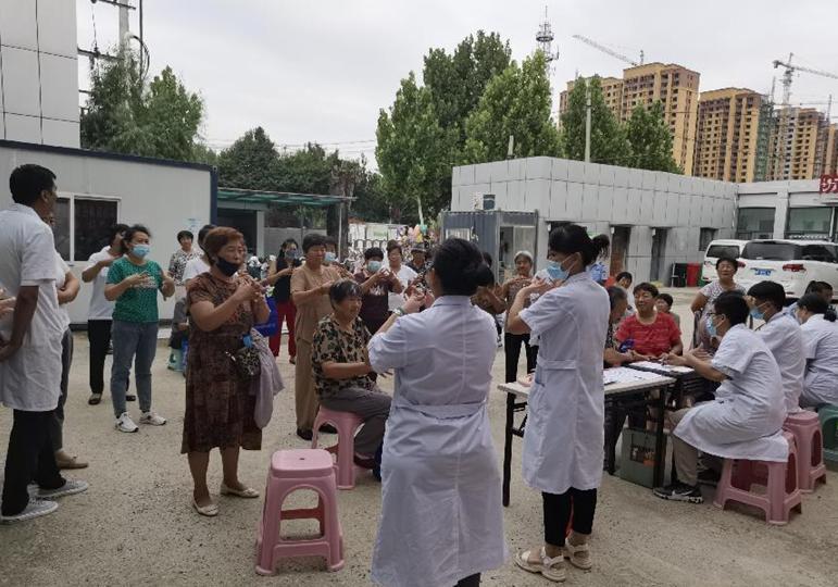 健康义诊进社区温馨服务暖人心,健康义诊进小区贴心服务暖民心