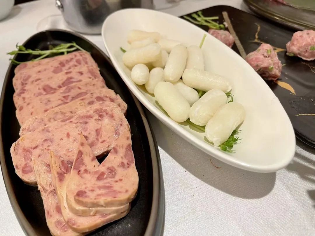 潮爸家7月17日午餐记录，武汉光谷红鼎豆捞吃火锅，牛羊肉涮起来