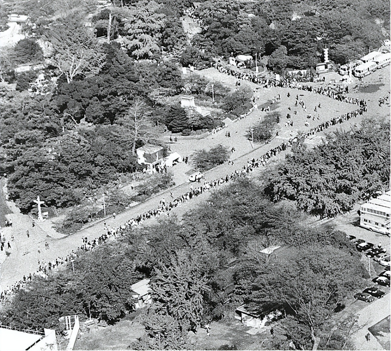 1972年尼克松访华，周总理递烟给第一夫人，总理：你再看一眼烟盒