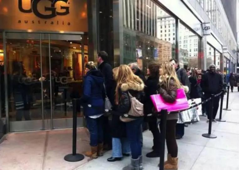 靠审丑年销500万双，这家爆火鞋牌，凭什么带火中国小村？