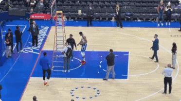 字母哥霸气怒吼视频,字母哥肘击哈雷尔