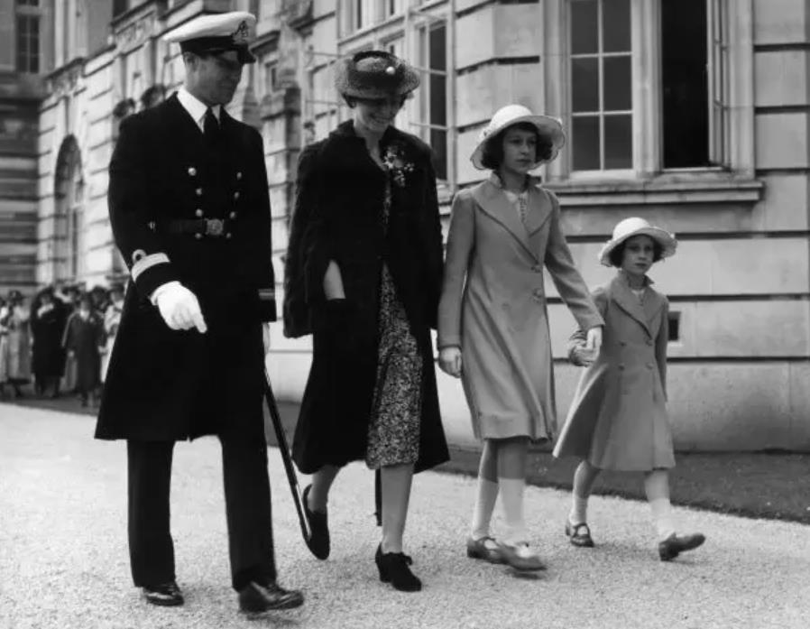 九十六张照片回顾英国女王的一生 (96张图看完英国女王的一生)