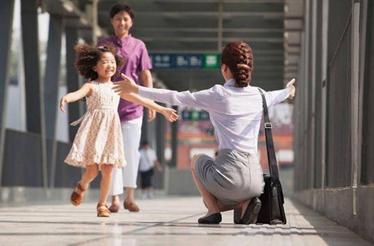 小孩子跟父母走丢如何正确应对,孩子出门和父母走散