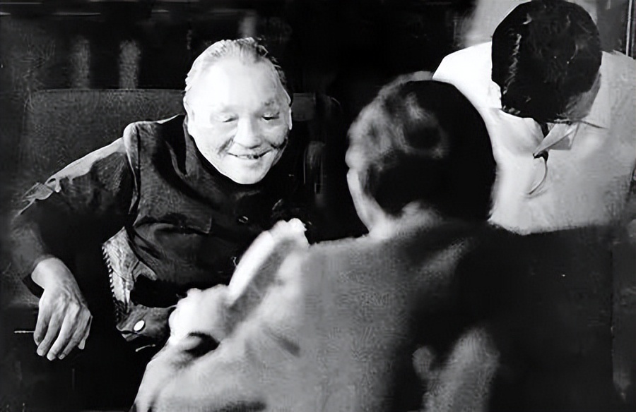 *小平邓**一生烟不离手，为买烟花光所有的钱，退休后仅用2个月戒烟