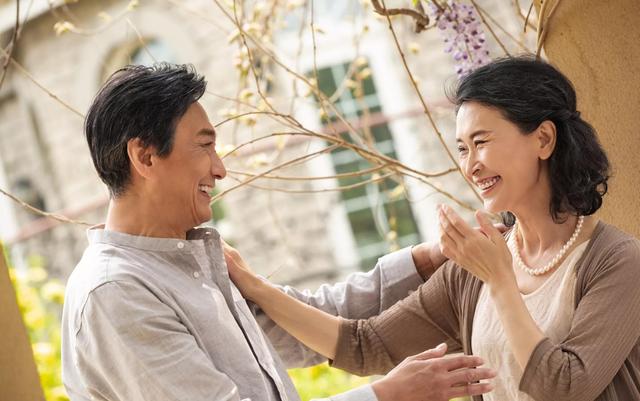 儿子四十岁还在家啃老,儿子快四十还在家啃老