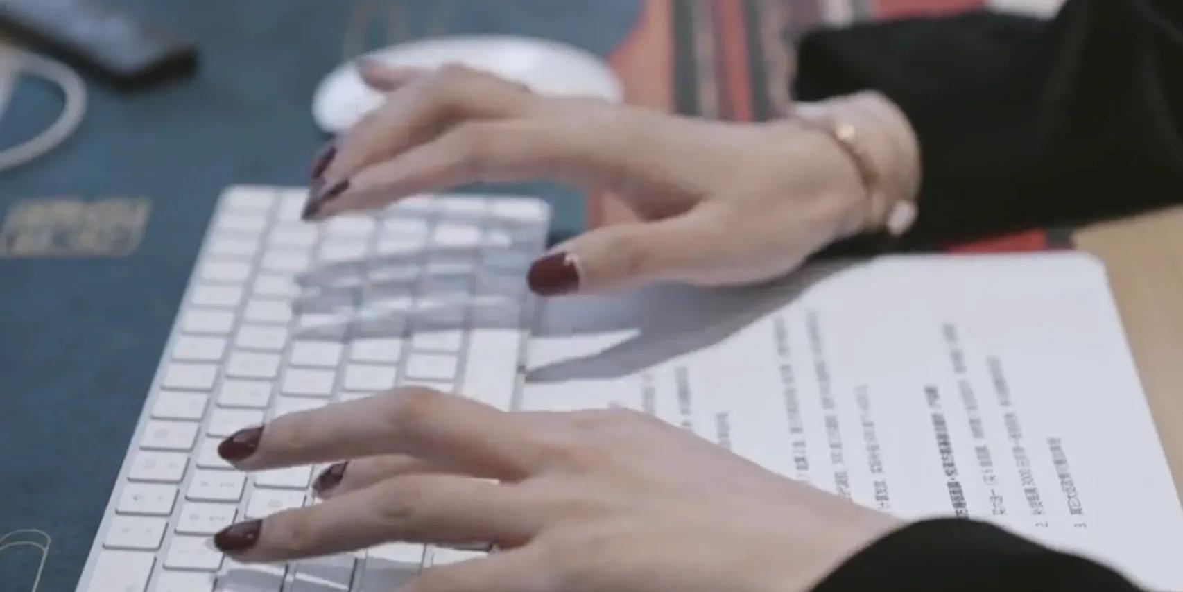 女模特10万元养三胞胎,30岁女模特生下三胞胎