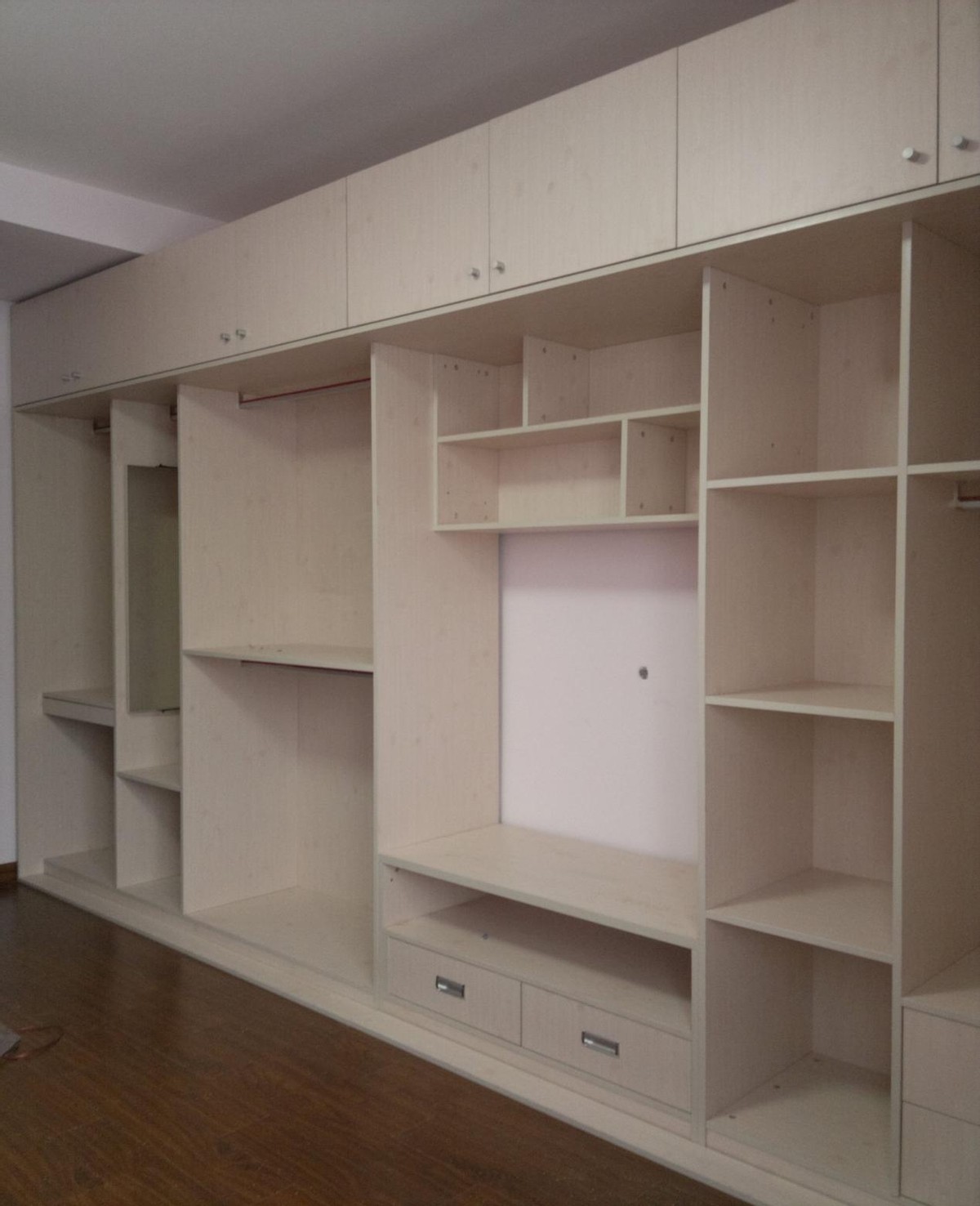 衣柜刺鼻气味是什么,衣柜味道很刺鼻是甲醛超标吗