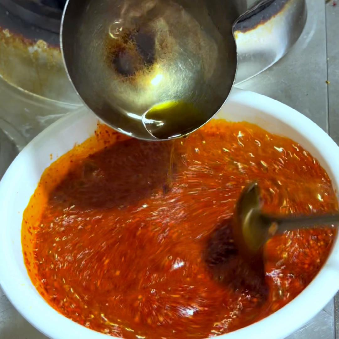 陕西油泼辣子面最正宗做法,油泼辣子面条的家常做法