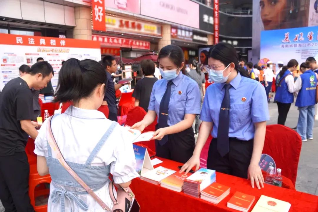 用法律保护老百姓的合法权益,用法律守住道德
