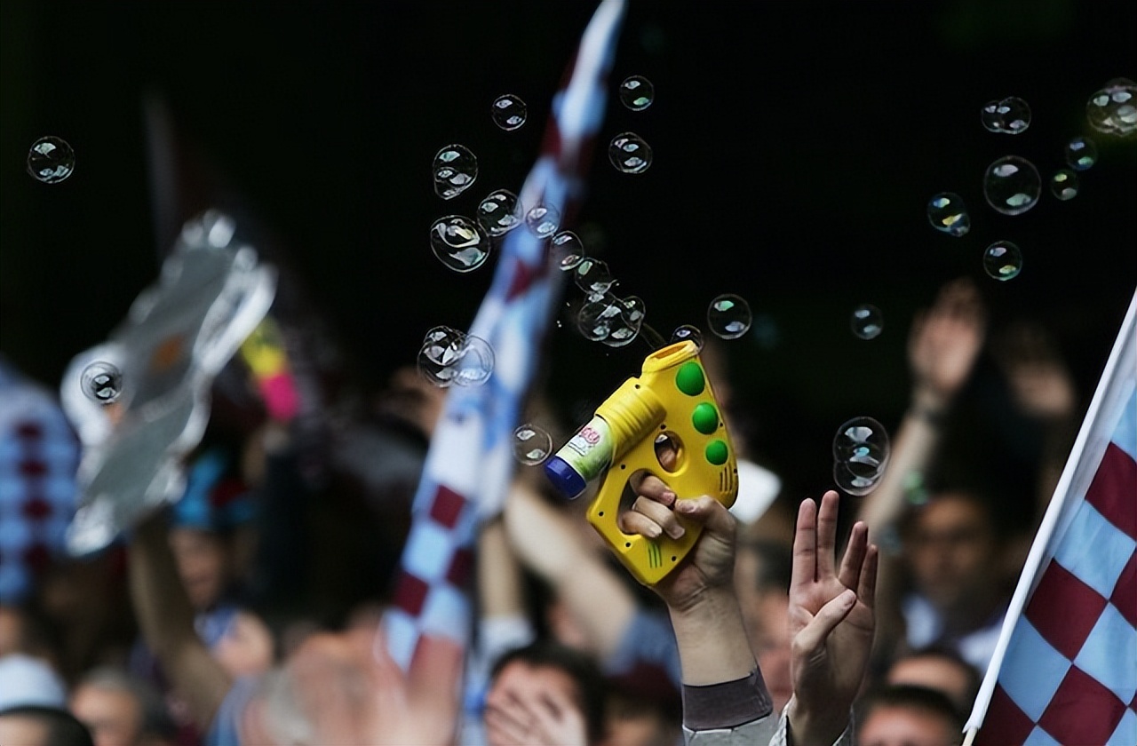 西汉姆联球迷足足吹了58年“泡泡”，如今泡影终于成为美梦！