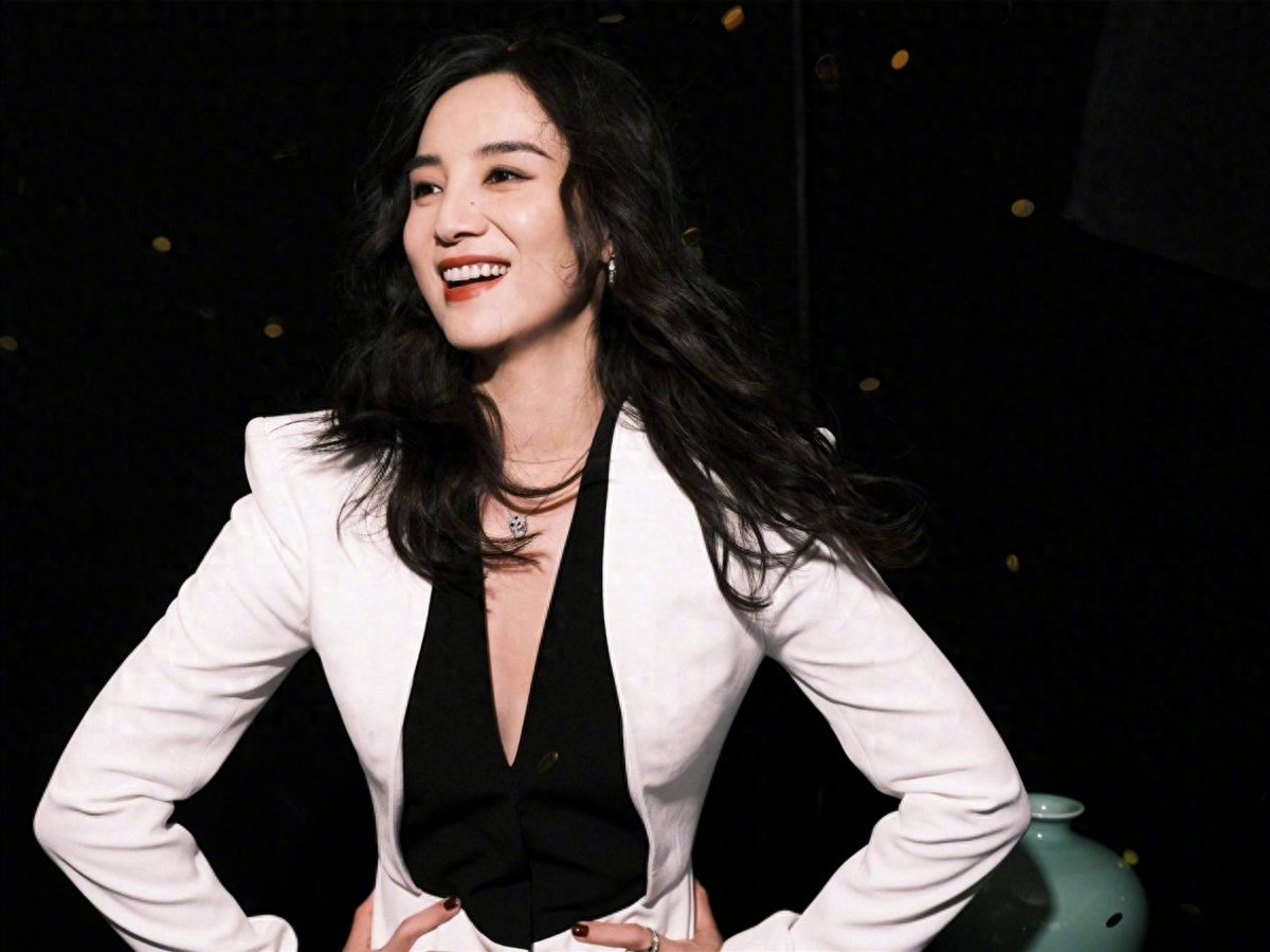 小宋佳：靠“吊带”上位，与已婚名导同居，42岁的她活的又酷又飒