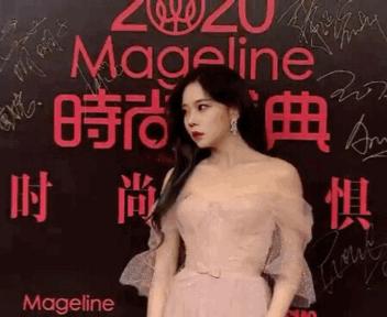 明星红毯假摔事件,明星红毯假摔倒抢镜