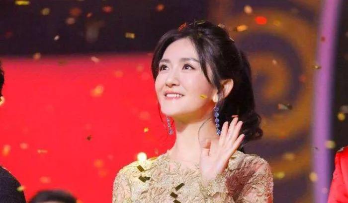 谢娜母女照片对比,谢娜晒两女儿合照