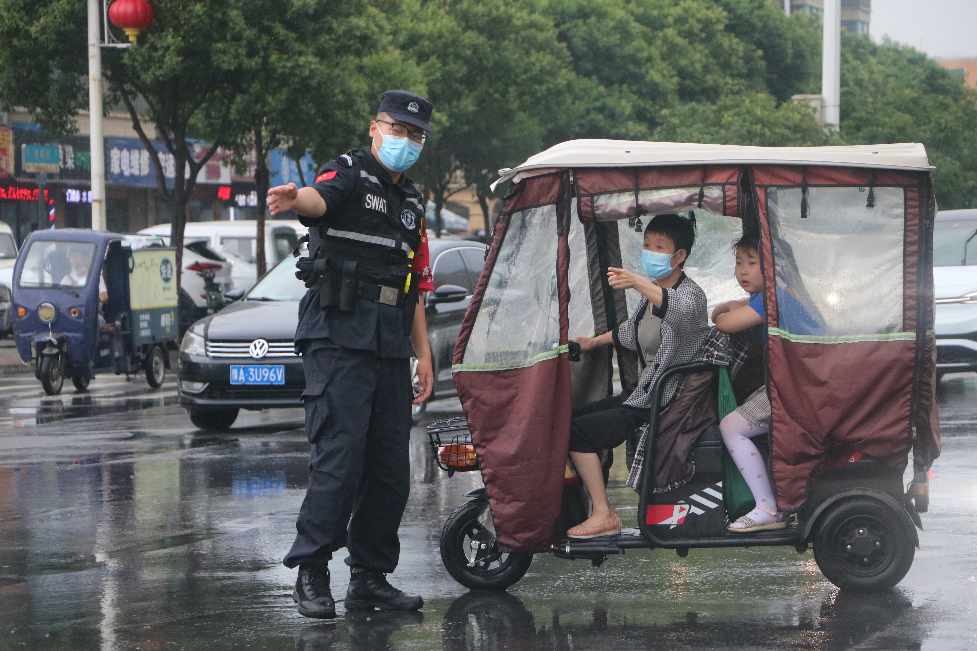 郑州公安开展夜间巡逻防控工作,河南公安开展夜间巡逻防控工作