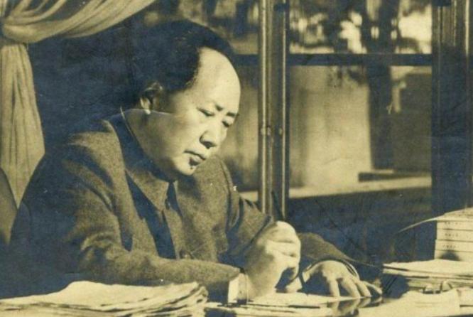 《*园春沁**·雪》轰动重庆,蒋介石问陈布雷:你觉得毛*东泽**的词如何