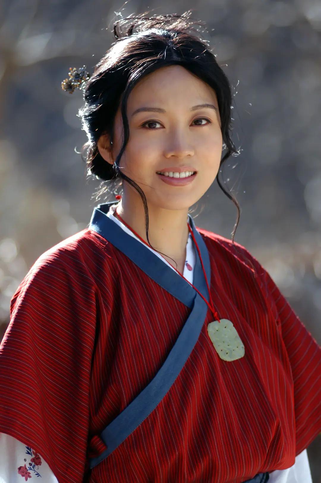 女子割双眼皮失败像瞪眼,女明星割双眼皮对比照