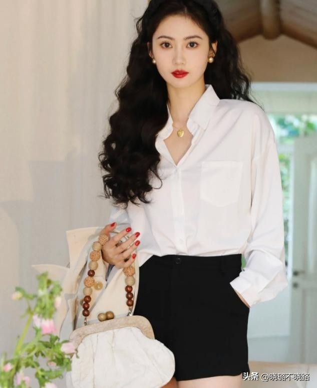 今年流行的“法式衫”，很适合三四十岁的女人，时髦优雅还百搭